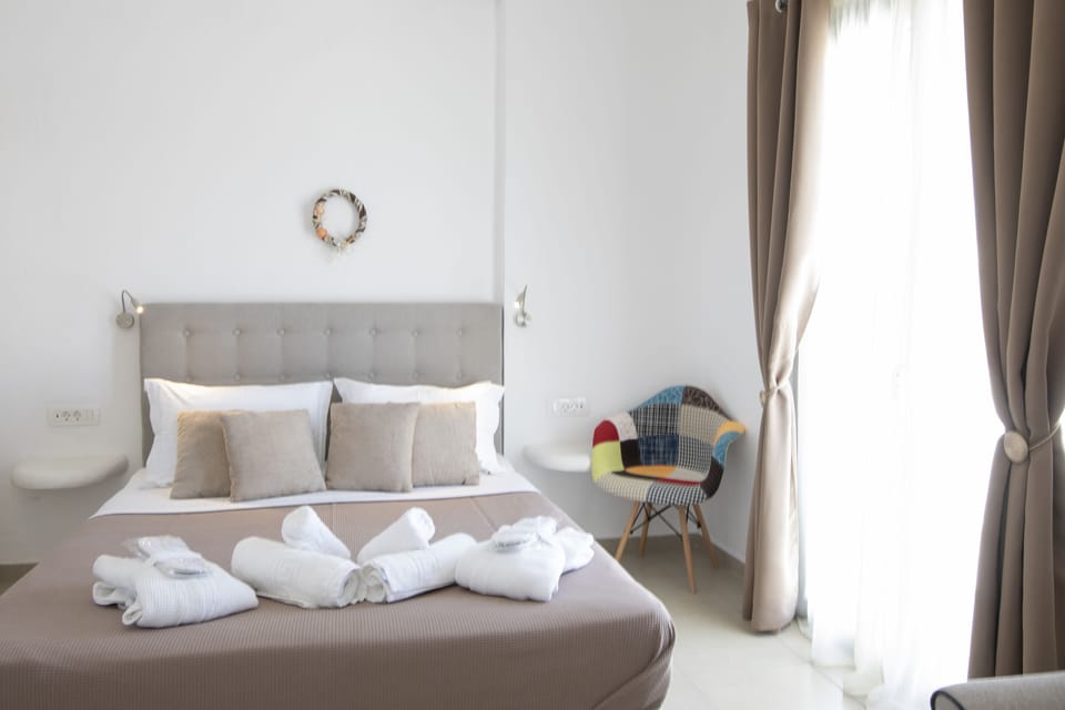 Junior Suite | Soundproofing, iron/ironing board, free cribs/infant beds, free WiFi