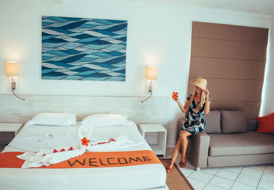 Deluxe Room, Sea View | Minibar, in-room safe, WiFi (surcharge), bed sheets