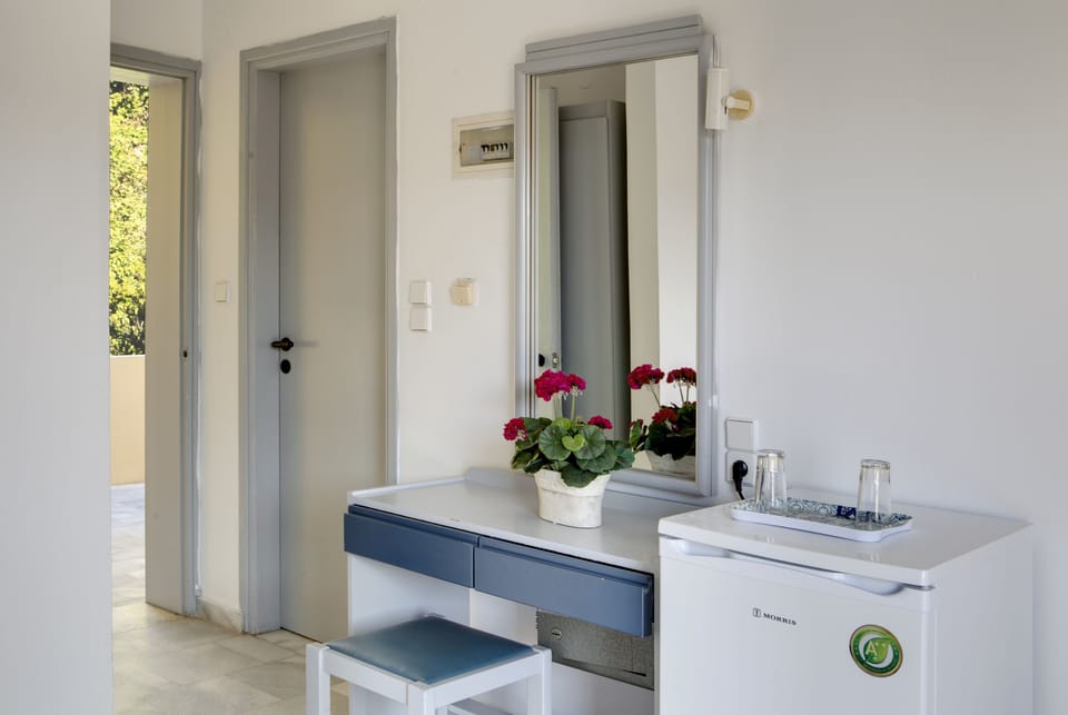 Standard Room, Garden View | Minibar, in-room safe, iron/ironing board, free cribs/infant beds