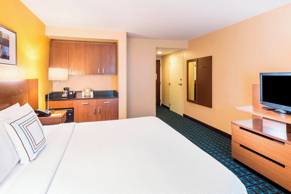 Studio, 1 King Bed | Hypo-allergenic bedding, desk, laptop workspace, blackout drapes