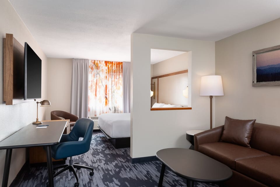 Executive Suite, 1 King Bed with Sofa bed | Pillowtop beds, in-room safe, desk, laptop workspace