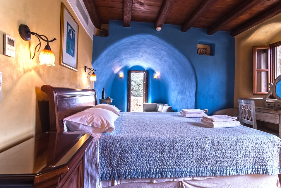 Junior Studio Suite | Minibar, in-room safe, individually decorated, individually furnished
