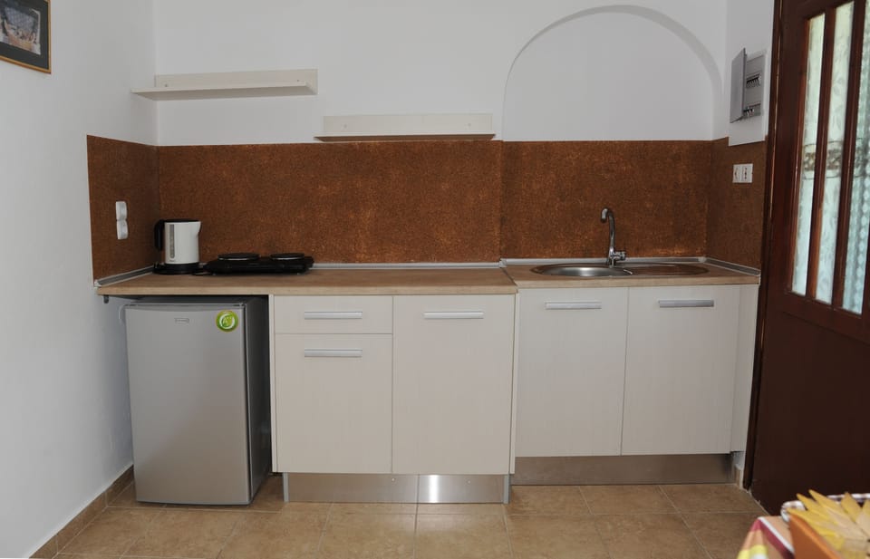 Fridge, stovetop, coffee/tea maker, electric kettle