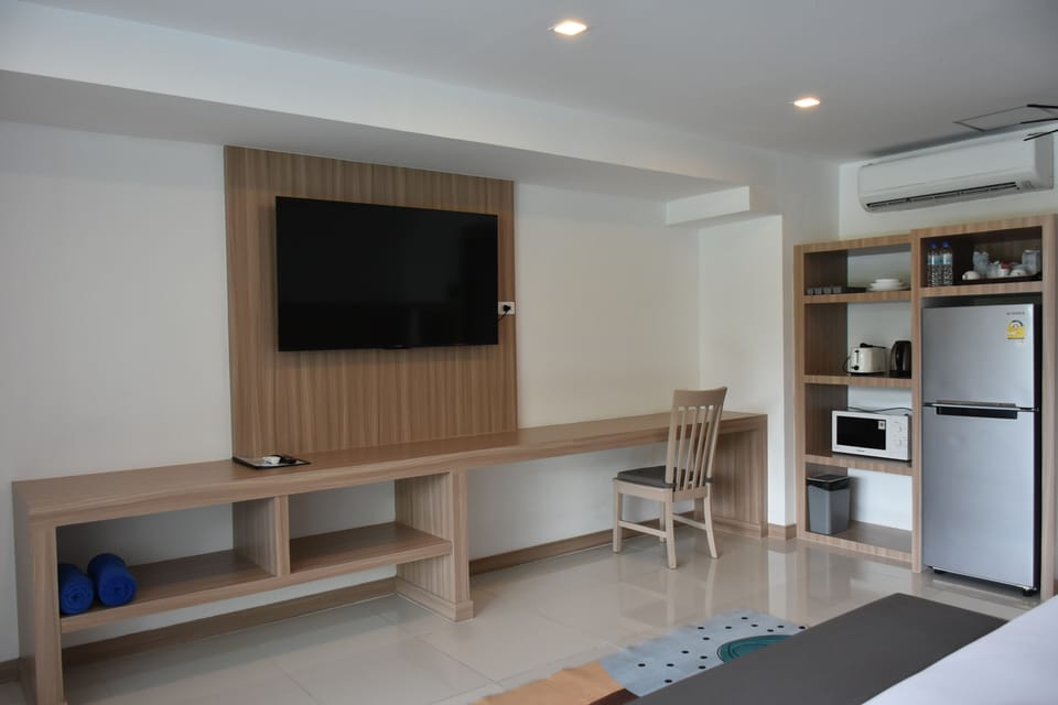 Romantic Room | Living area | 32-inch TV with cable channels