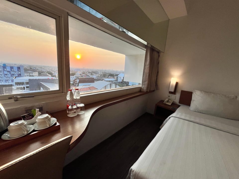 Premium bedding, in-room safe, desk, blackout drapes