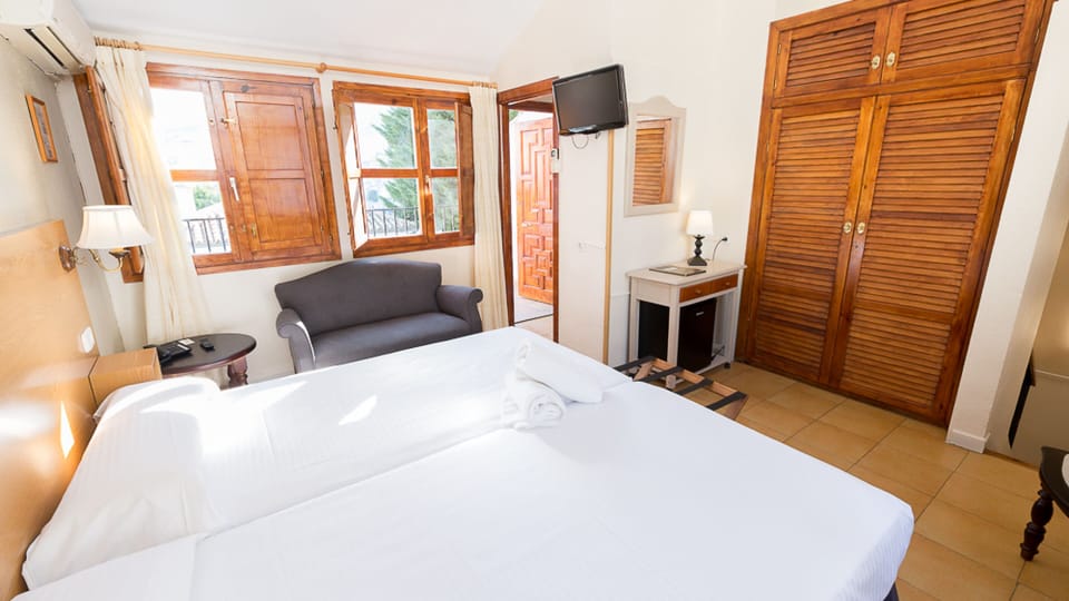 Minibar, desk, free WiFi, bed sheets
