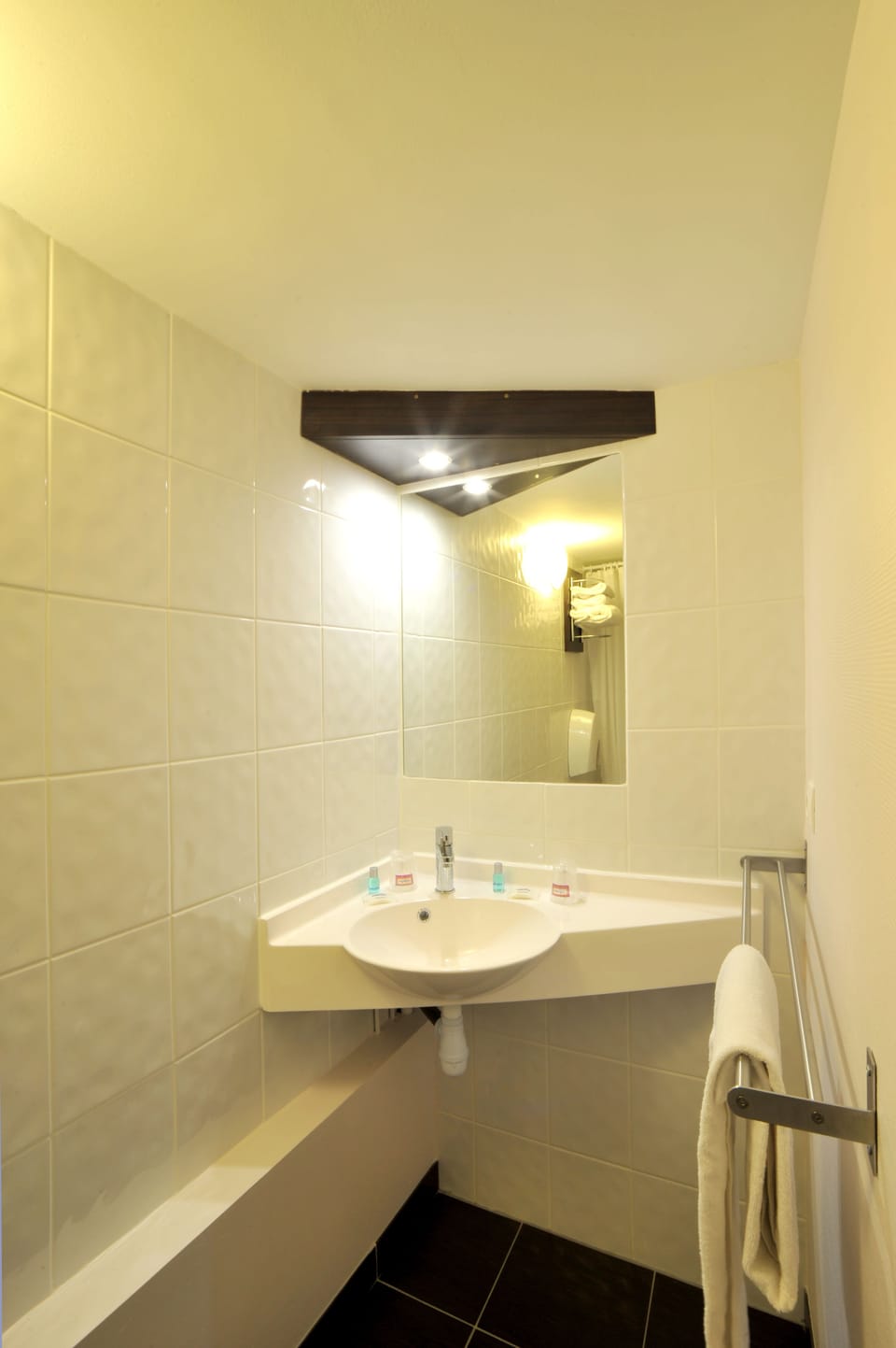 Combined shower/tub, hair dryer, towels