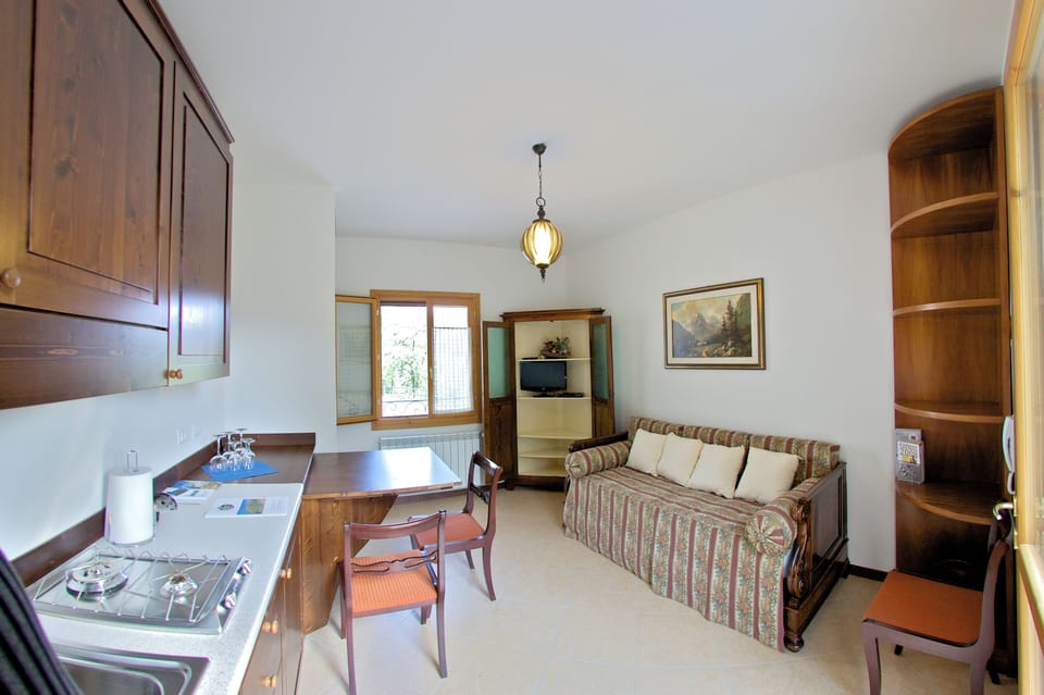 Apartment, 1 Bedroom (3) | Private kitchen | Full-size fridge, stovetop, coffee/tea maker, electric kettle