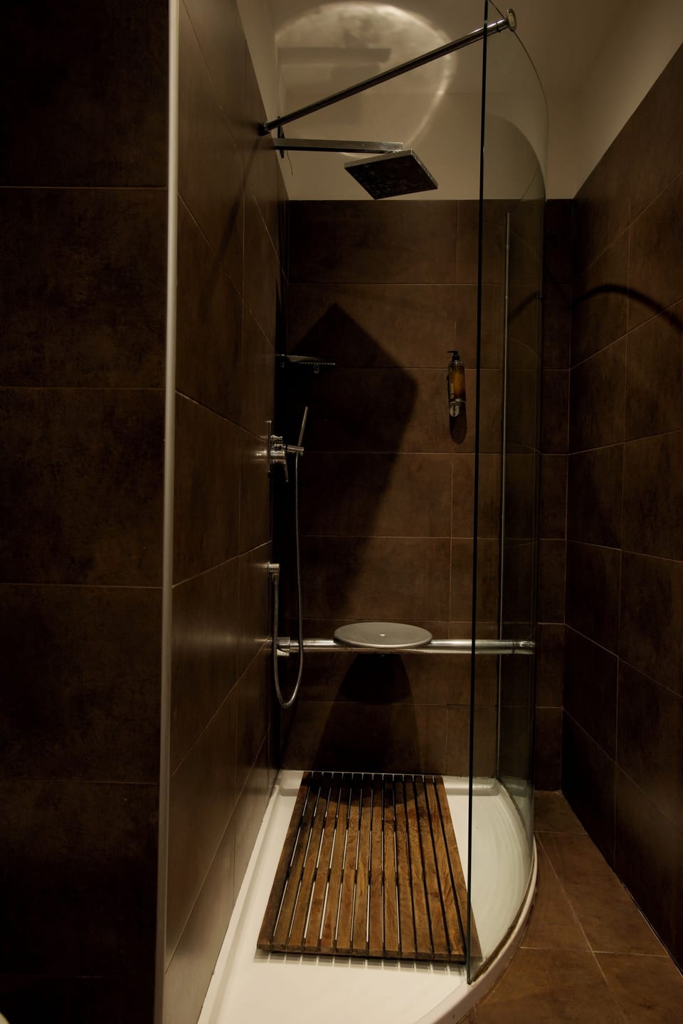 Triple Room | Bathroom | Shower, free toiletries, hair dryer, slippers