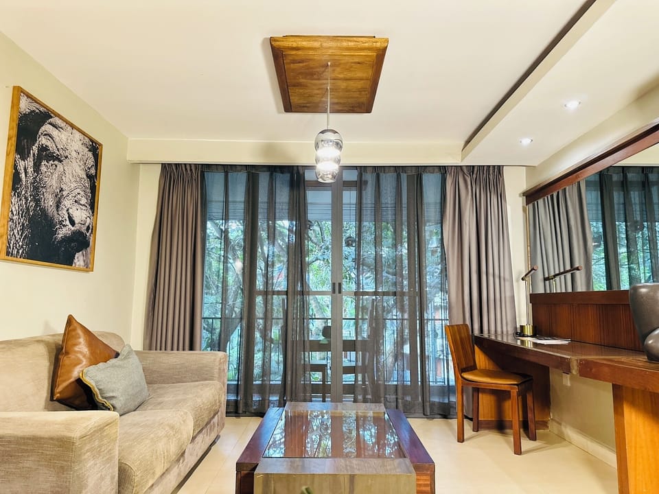 Executive Room, 1 Bedroom | Living area | LED TV