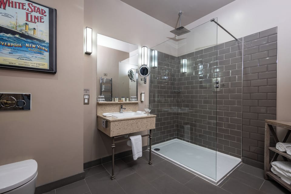 Classic Double Room | Bathroom | Shower, rainfall showerhead, designer toiletries, hair dryer