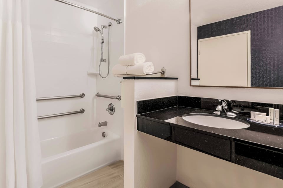 Combined shower/tub, free toiletries, hair dryer, towels