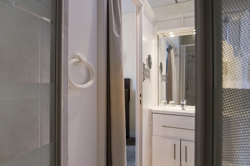 Twin Room | Bathroom sink