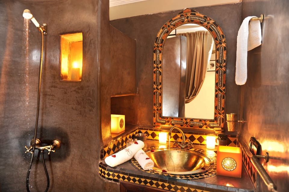 Deluxe Room (Coco Chanel) | Bathroom sink