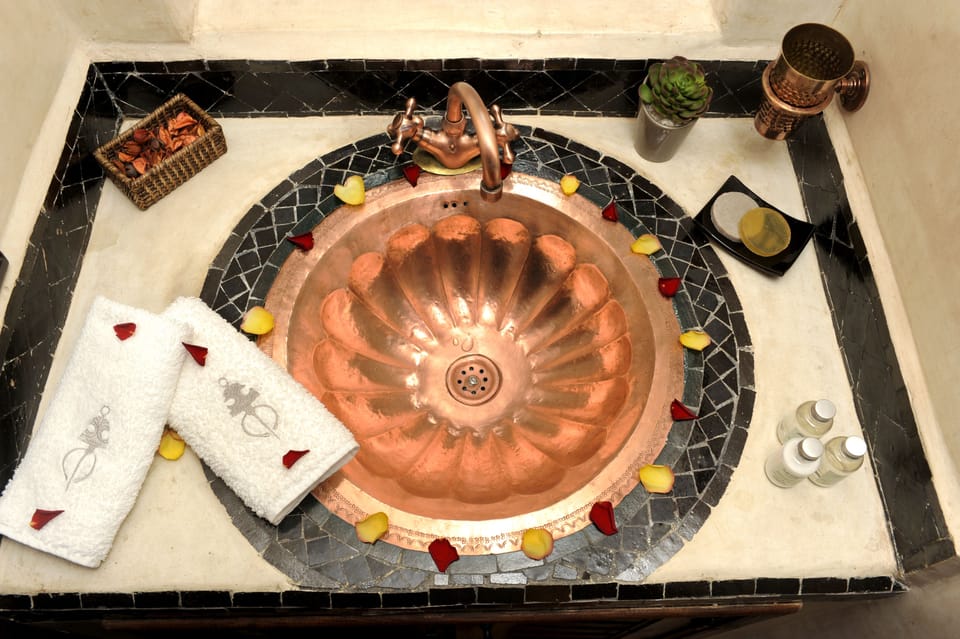 Room (Mata Hari) | Bathroom sink