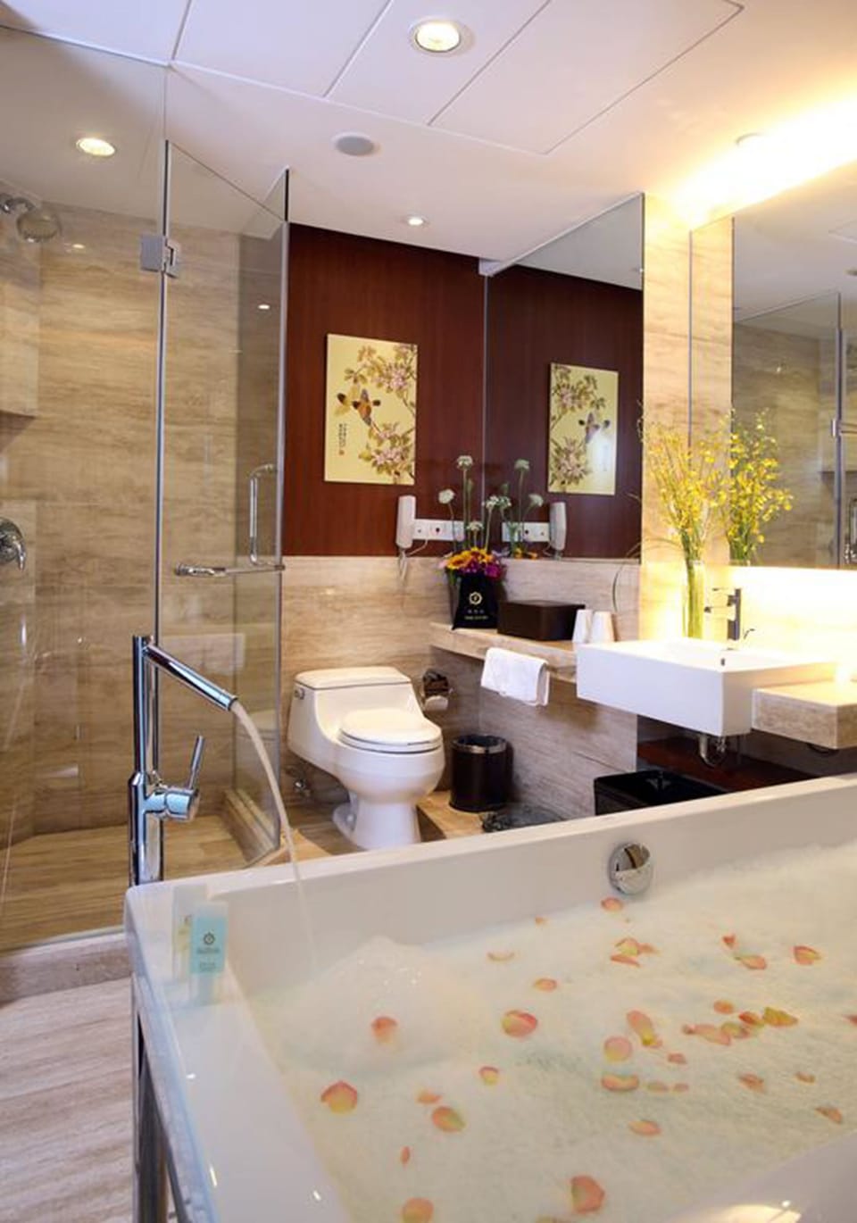 Combined shower/tub, rainfall showerhead, designer toiletries