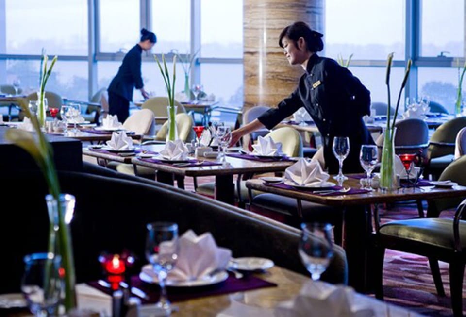 3 restaurants; breakfast, lunch, and dinner served