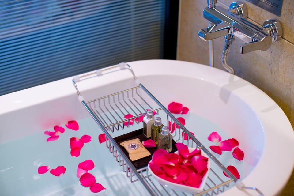 Combined shower/tub, rainfall showerhead, designer toiletries