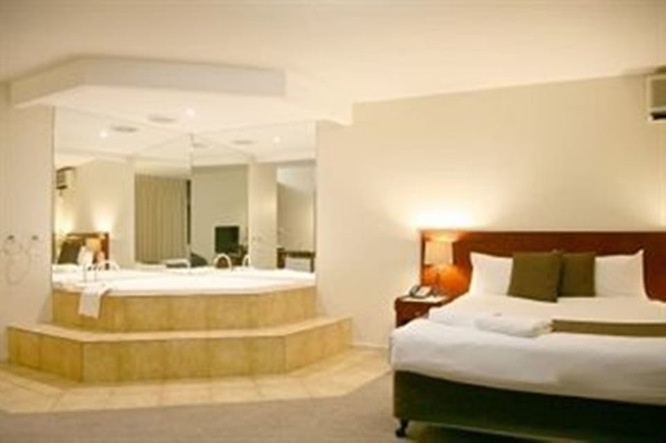 Luxury Spa Suite | Bathroom | Combined shower/tub, deep soaking tub, free toiletries, hair dryer