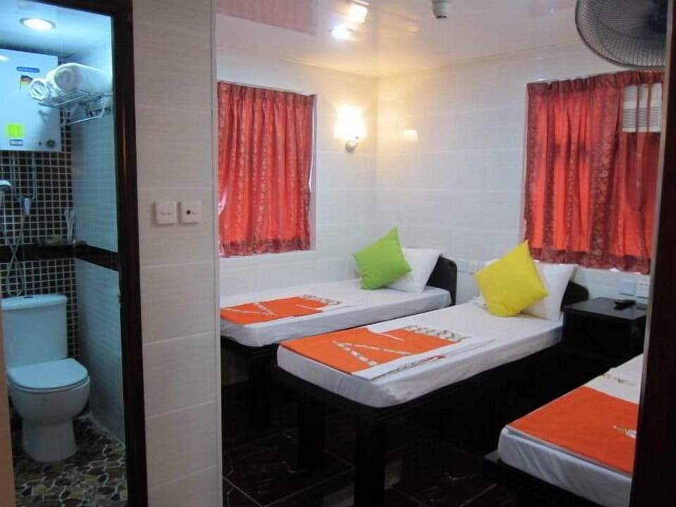 Triple Room | In-room safe, soundproofing, free WiFi