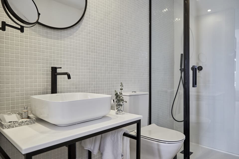 Single Room, Balcony | Bathroom | Shower, free toiletries, hair dryer, towels