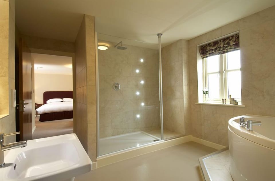 Combined shower/tub, deep soaking tub, eco-friendly toiletries
