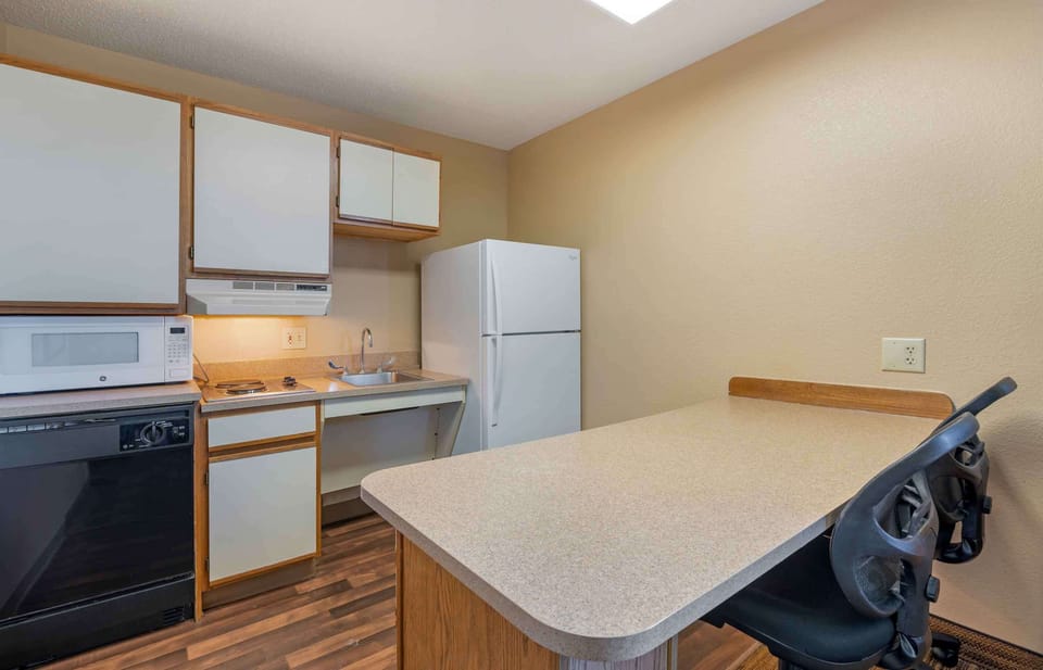 Fridge, microwave, stovetop
