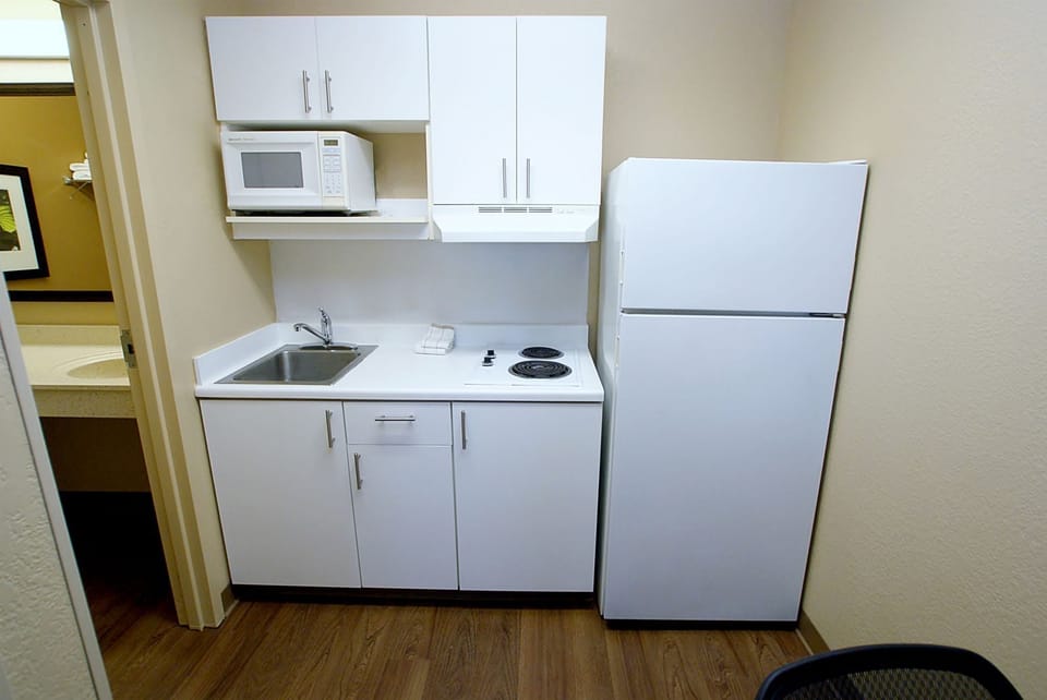 Full-size fridge, microwave, stovetop, coffee/tea maker