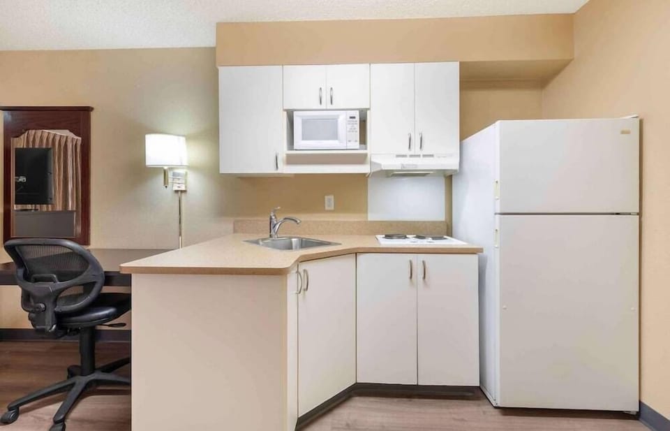 Full-size fridge, microwave, stovetop, coffee/tea maker