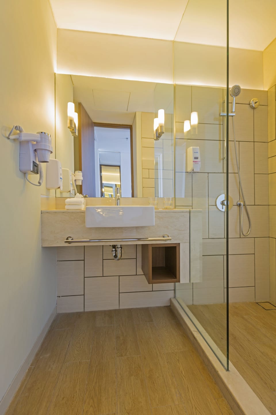 Shower, hydromassage showerhead, free toiletries, hair dryer