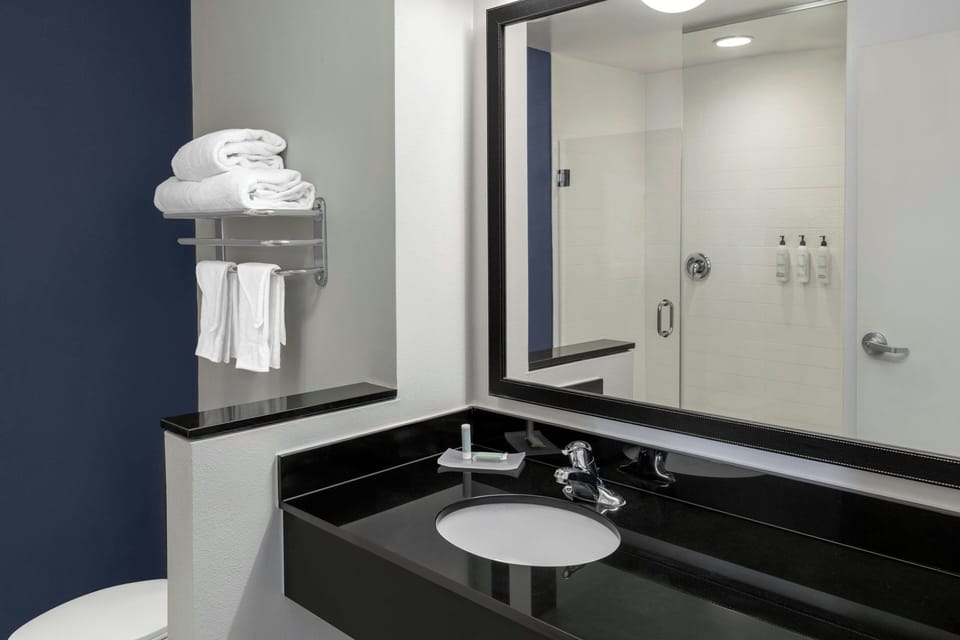 Combined shower/tub, hair dryer, towels