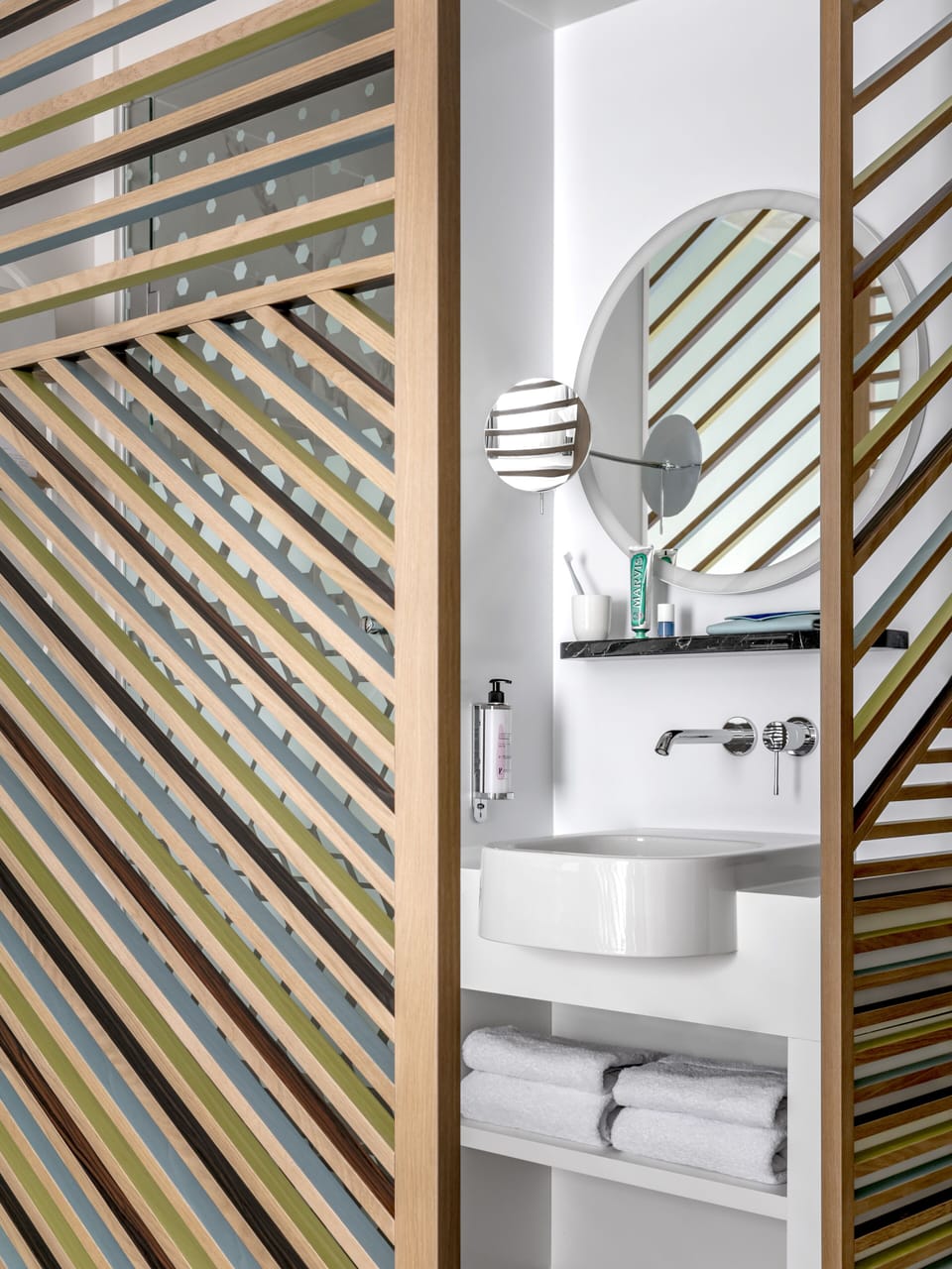 Shower, hydromassage showerhead, hair dryer, towels