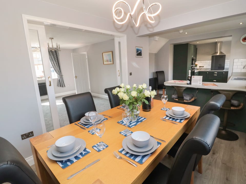 Cottage | Private kitchen | Fridge, dishwasher, electric kettle, toaster