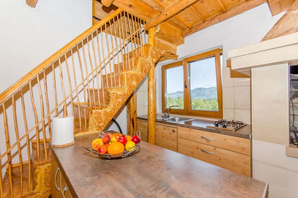 Private kitchen | Fridge, stovetop, cookware/dishes/utensils