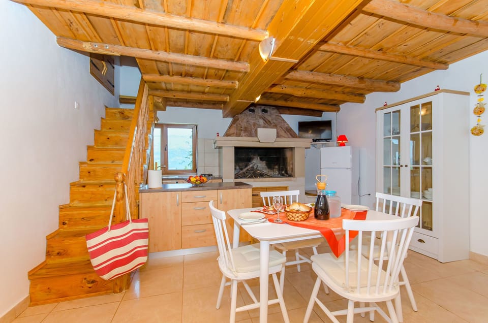 Private kitchen | Fridge, stovetop, cookware/dishes/utensils