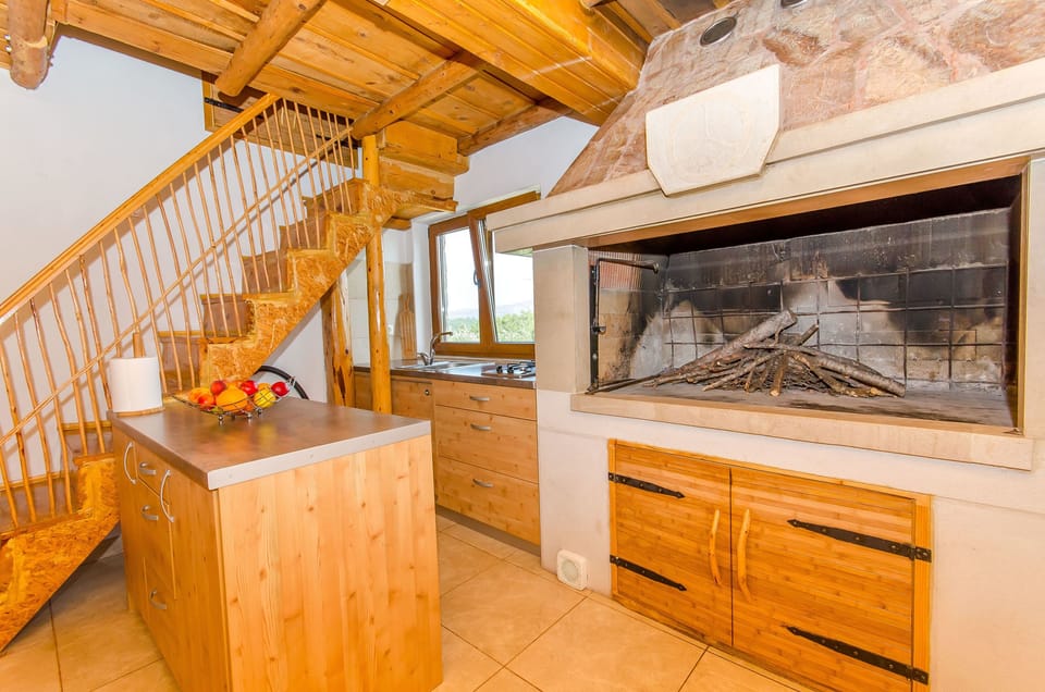 Private kitchen | Fridge, stovetop, cookware/dishes/utensils