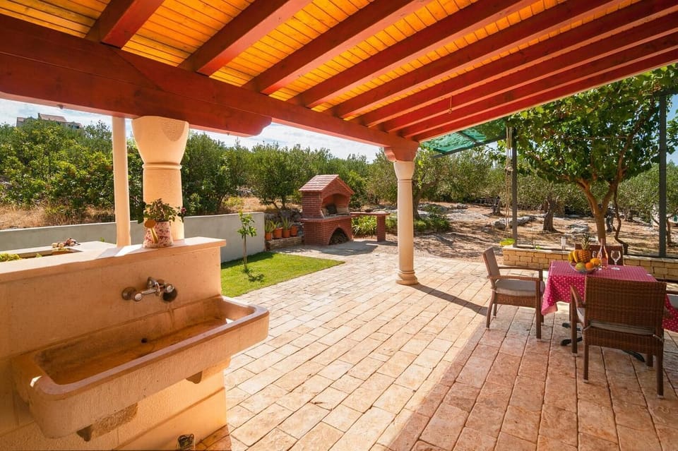 Private kitchen | Fridge, microwave, oven, stovetop