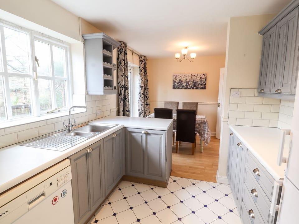 Cottage | Private kitchen | Fridge, dishwasher, electric kettle, toaster