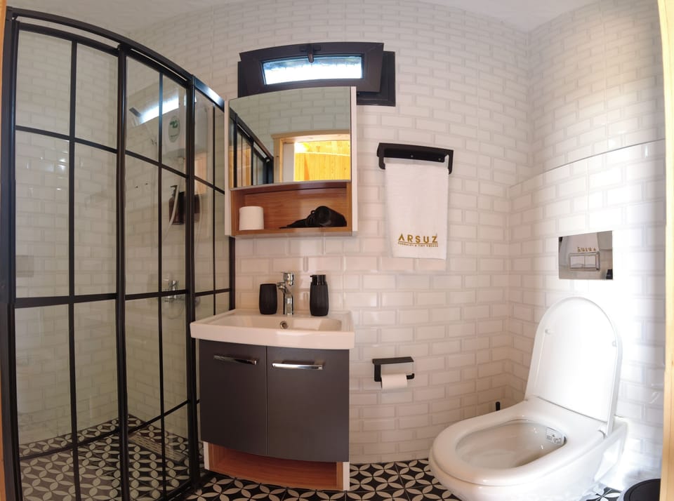Panoramic Room | Bathroom | Shower, hair dryer, slippers, bidet