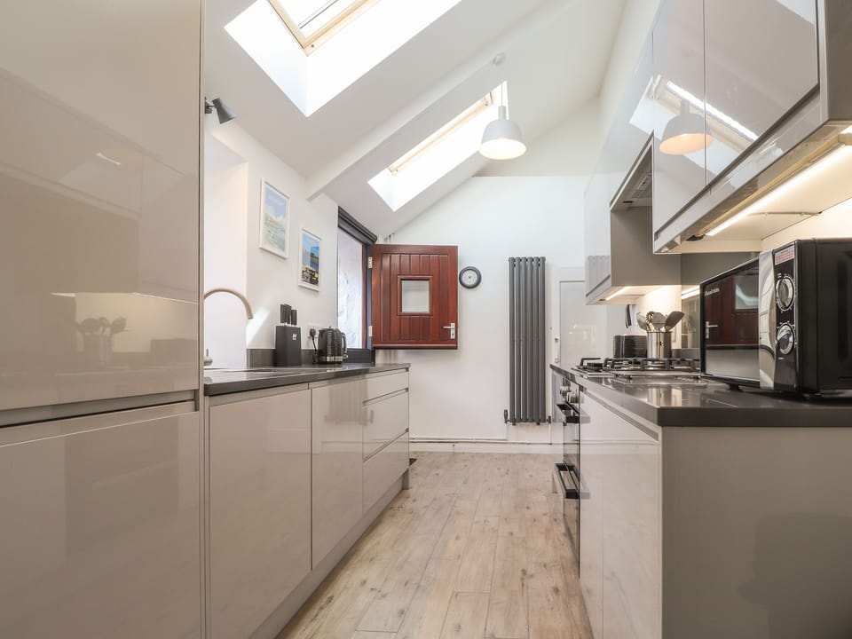 Cottage | Private kitchen | Fridge, microwave, dishwasher, electric kettle