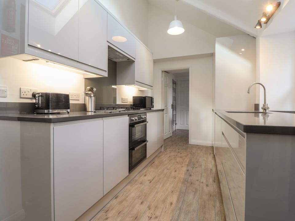 Cottage | Private kitchen | Fridge, microwave, dishwasher, electric kettle