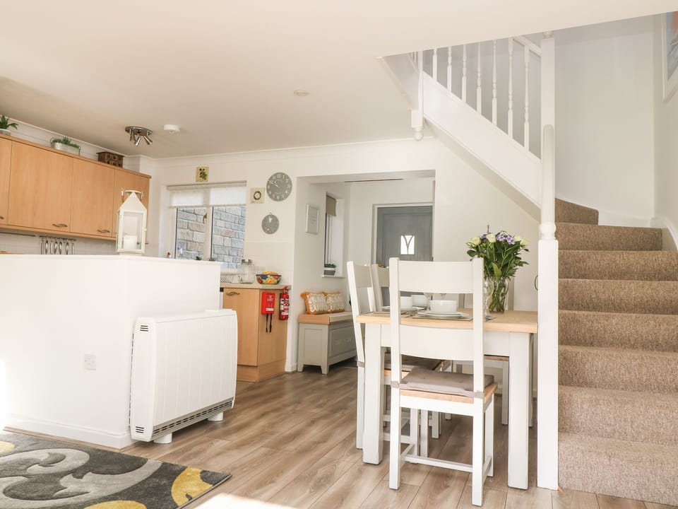 Cottage | Private kitchen | Fridge, microwave, electric kettle, toaster