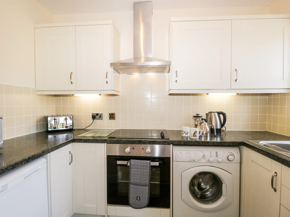 Cottage | Private kitchen | Fridge, electric kettle, toaster, cookware/dishes/utensils