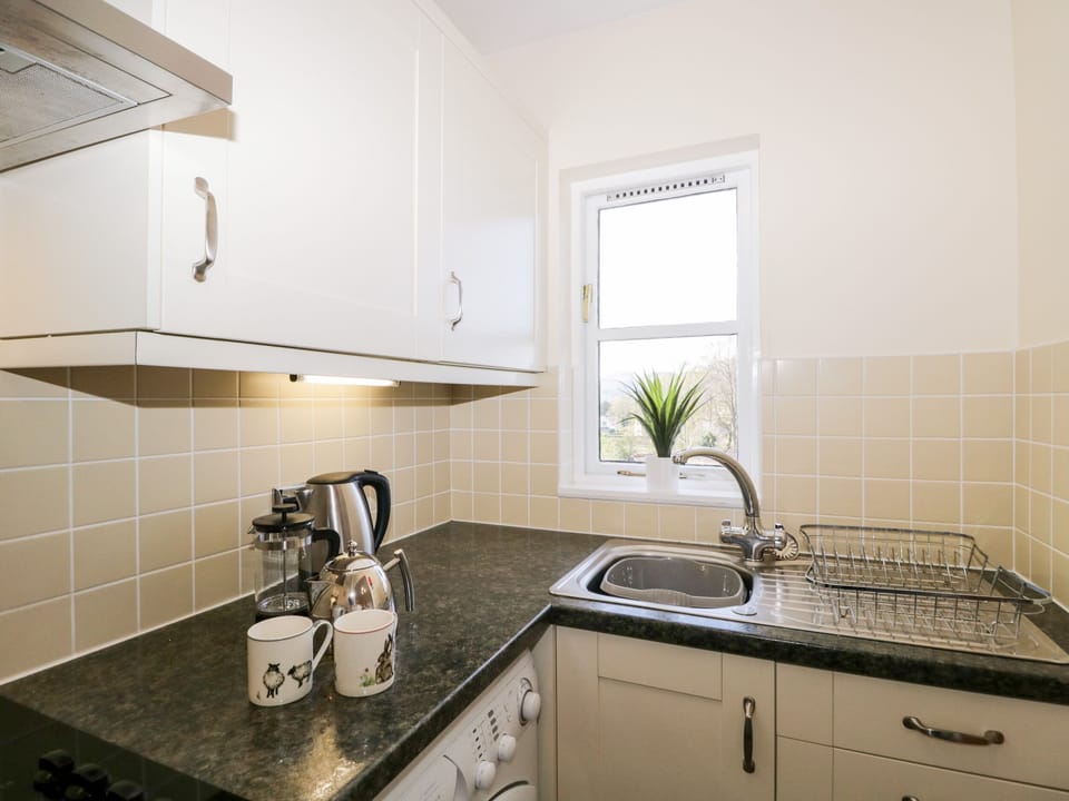 Cottage | Private kitchen | Fridge, electric kettle, toaster, cookware/dishes/utensils