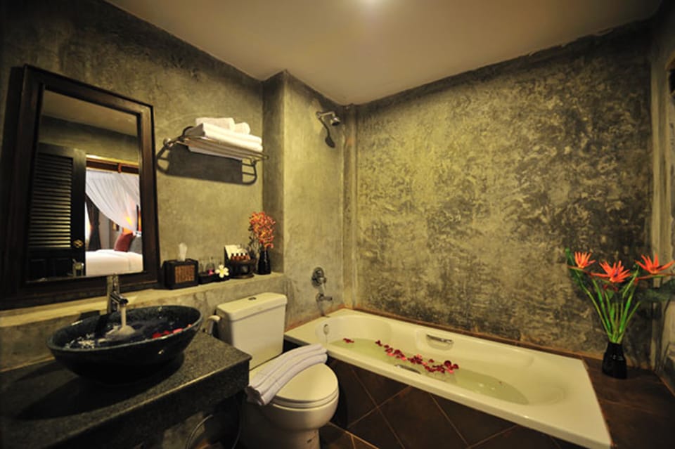 Deluxe Twin Room | Bathroom | Free toiletries, hair dryer, towels