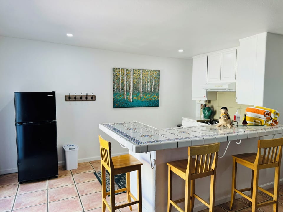 Deluxe Room, 1 Bedroom, Kitchen, Corner | Private kitchen | Mini-fridge, microwave