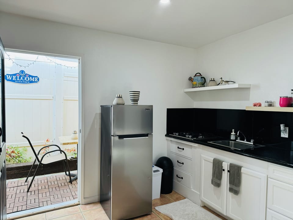 Premium Studio, 1 King Bed, Hot Tub, Courtyard Area | Individually furnished, free WiFi, bed sheets