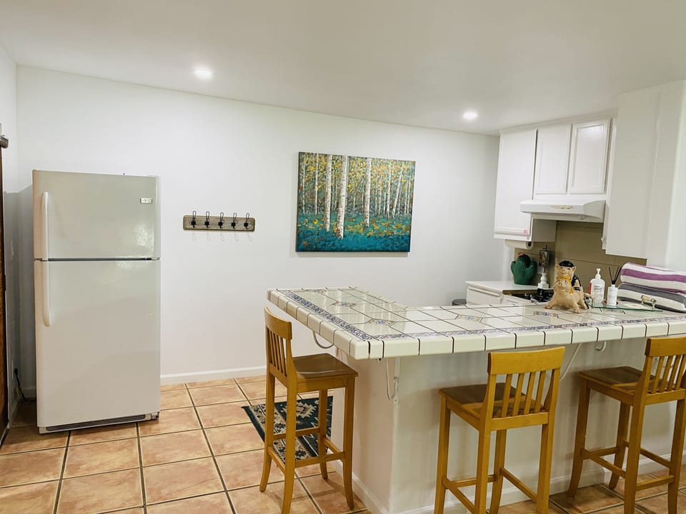Deluxe Studio, 1 Bedroom, Kitchen, Corner | Private kitchen | Mini-fridge, microwave