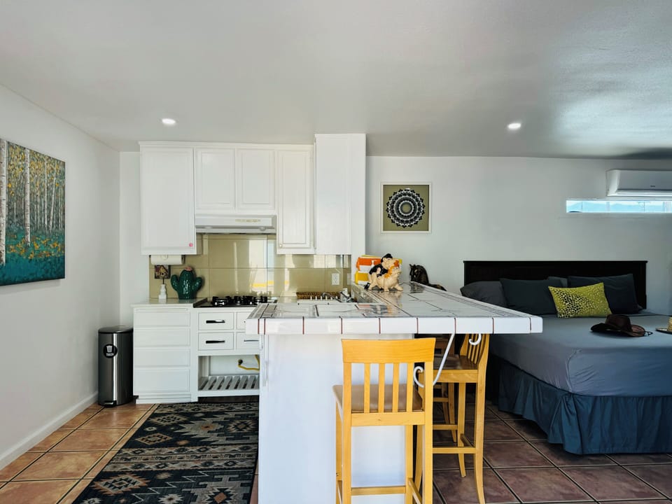 Deluxe Room, 1 Bedroom, Kitchen, Corner | Private kitchen | Mini-fridge, microwave