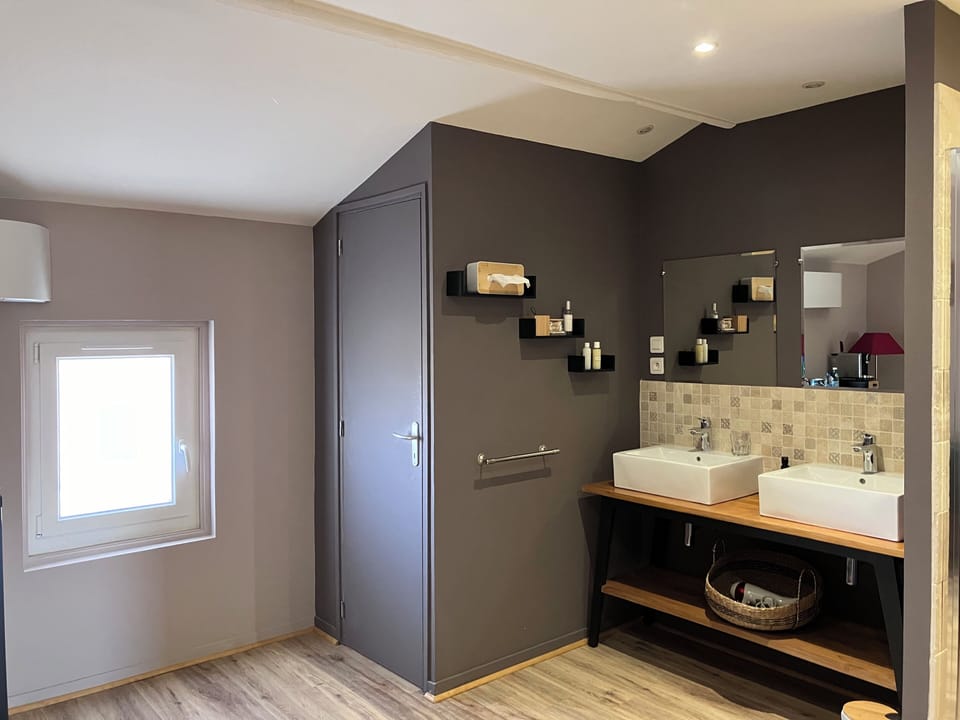 Design Double Room, 1 Queen Bed (Chambre No 4) | Bathroom | Shower, rainfall showerhead, hair dryer, towels
